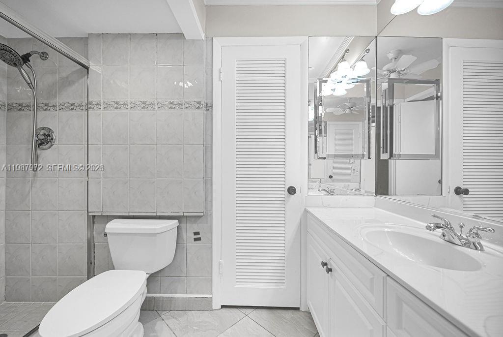 EMERALD HILLS C C APTS CO - Residential Lease