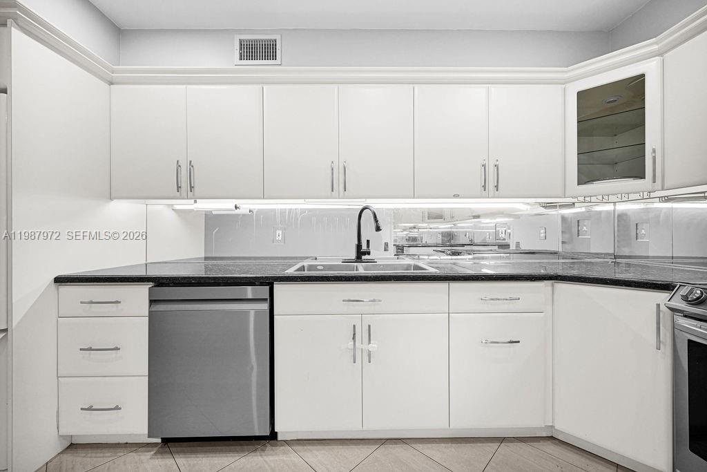 EMERALD HILLS C C APTS CO - Residential Lease