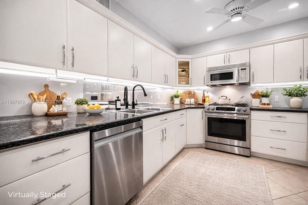 Photo of 4020 N Hills Dr #2, Hollywood, FL 33021 (MLS # A11987972)