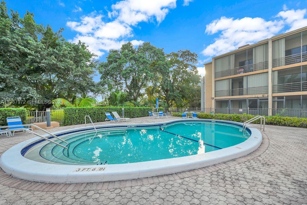 EMERALD HILLS C C APTS CO - Residential Lease