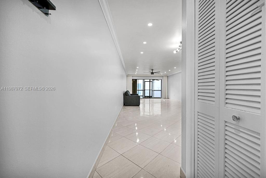 EMERALD HILLS C C APTS CO - Residential Lease