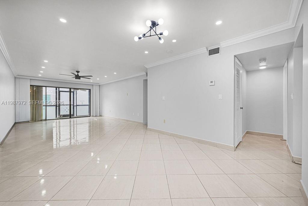 EMERALD HILLS C C APTS CO - Residential Lease