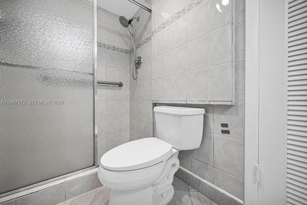 EMERALD HILLS C C APTS CO - Residential Lease