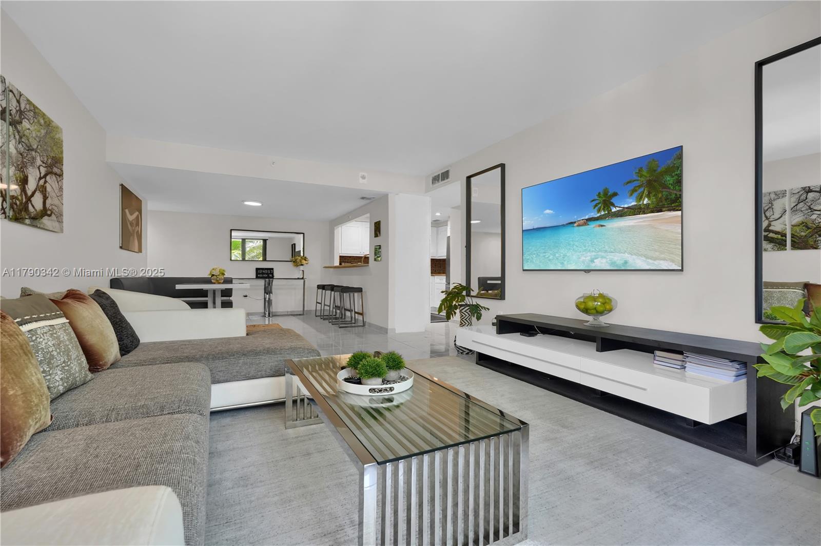 1623 Collins Ave 609