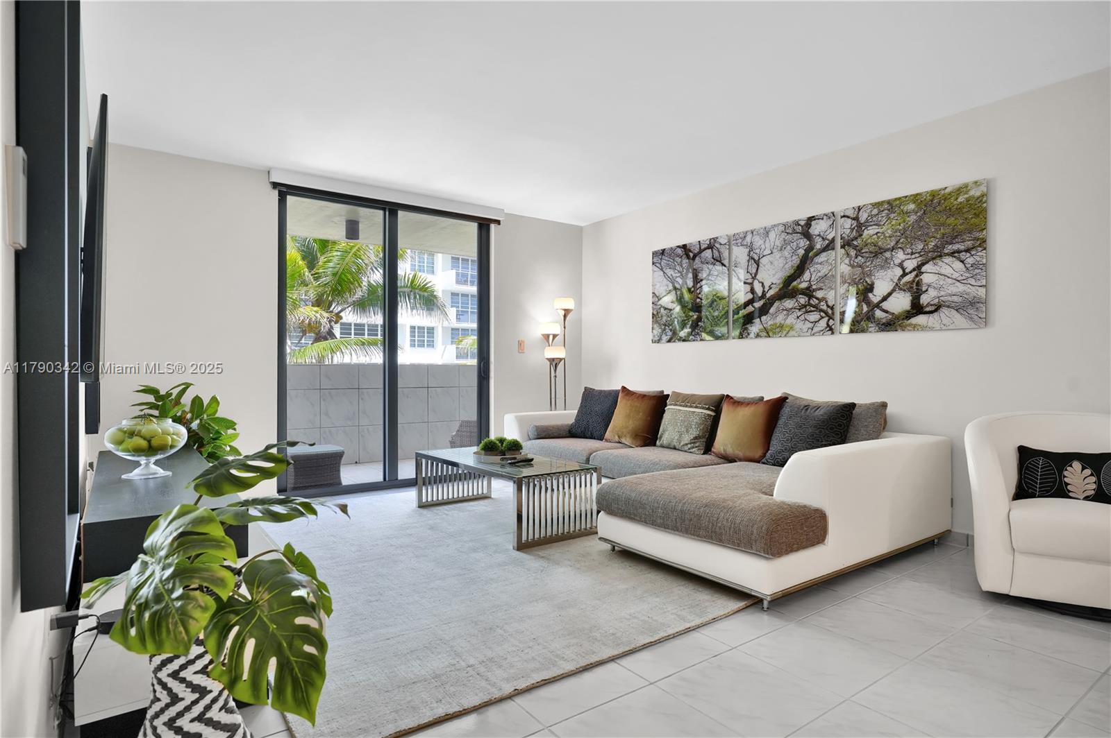 1623 Collins Ave 609