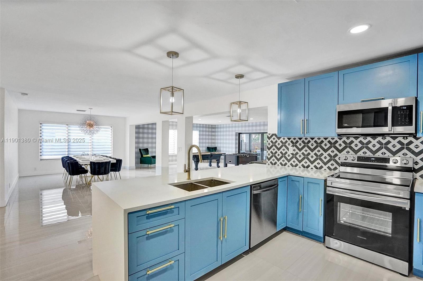 HOLLYWOOD LAKES SECTION - Residential