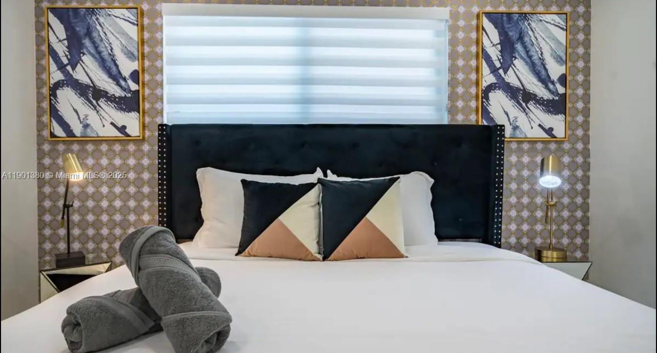 HOLLYWOOD LAKES SECTION - Residential