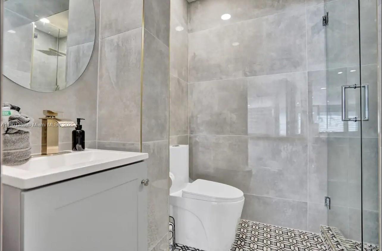 HOLLYWOOD LAKES SECTION - Residential