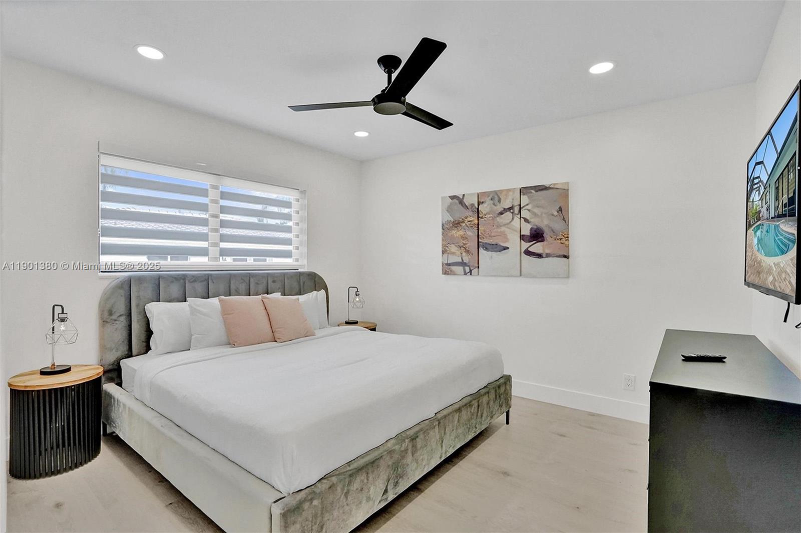 HOLLYWOOD LAKES SECTION - Residential