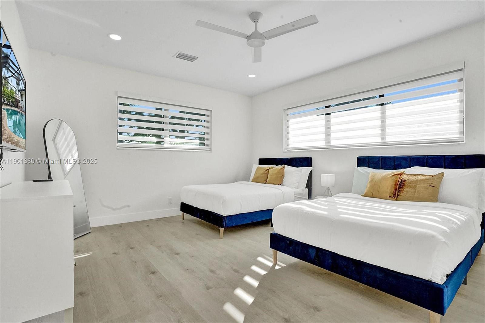 HOLLYWOOD LAKES SECTION - Residential