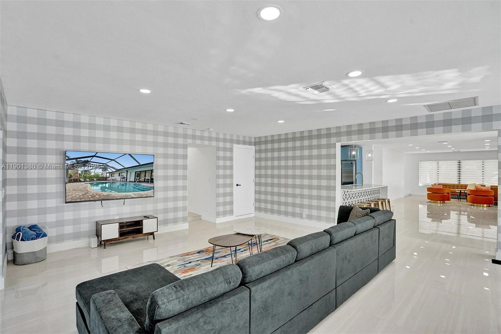 HOLLYWOOD LAKES SECTION - Residential