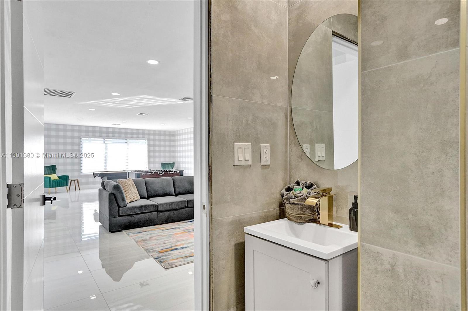 HOLLYWOOD LAKES SECTION - Residential