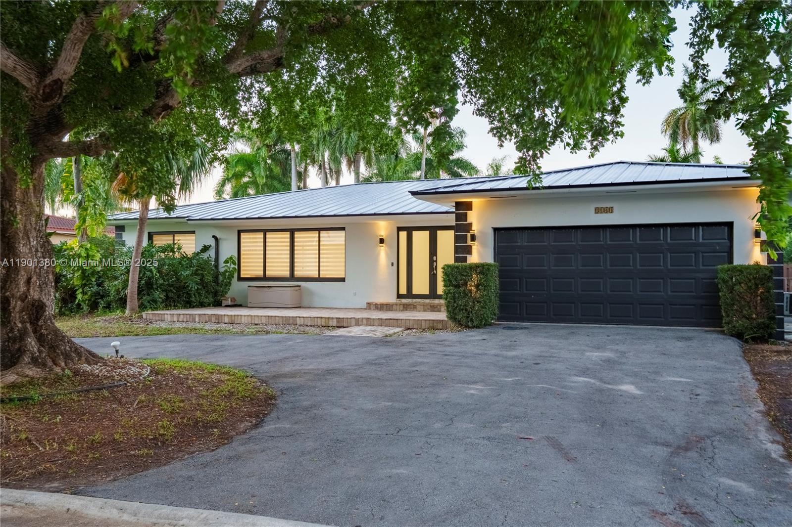 HOLLYWOOD LAKES SECTION - Residential