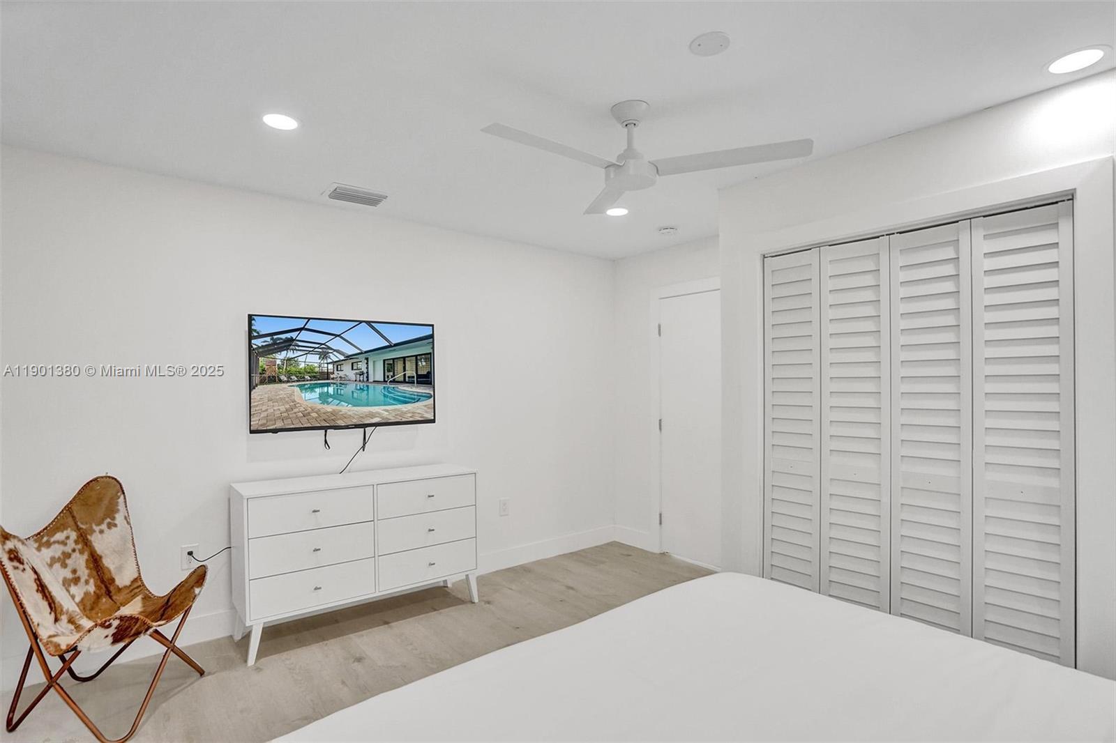 HOLLYWOOD LAKES SECTION - Residential