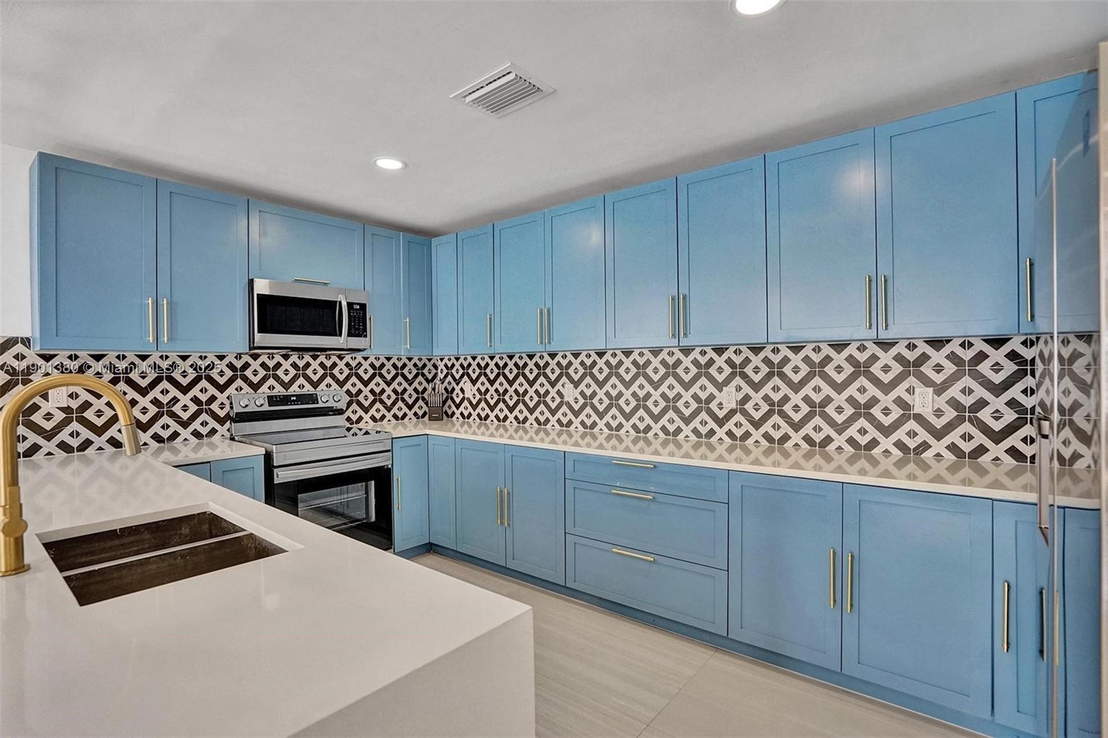 HOLLYWOOD LAKES SECTION - Residential