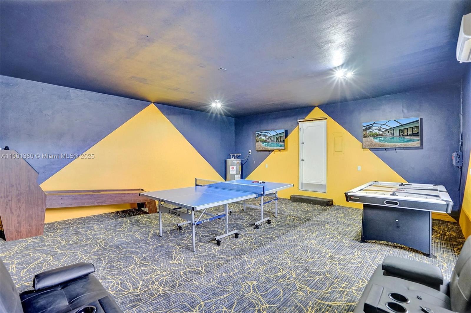 HOLLYWOOD LAKES SECTION - Residential