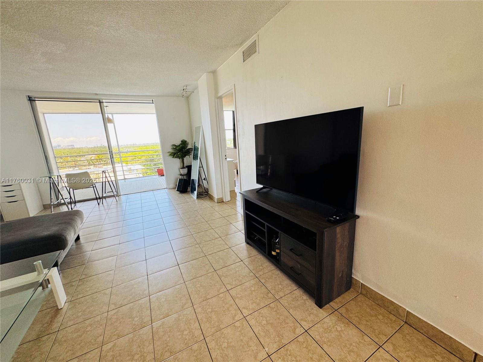 EASTERN SHORES WHITE HOUS - Residential