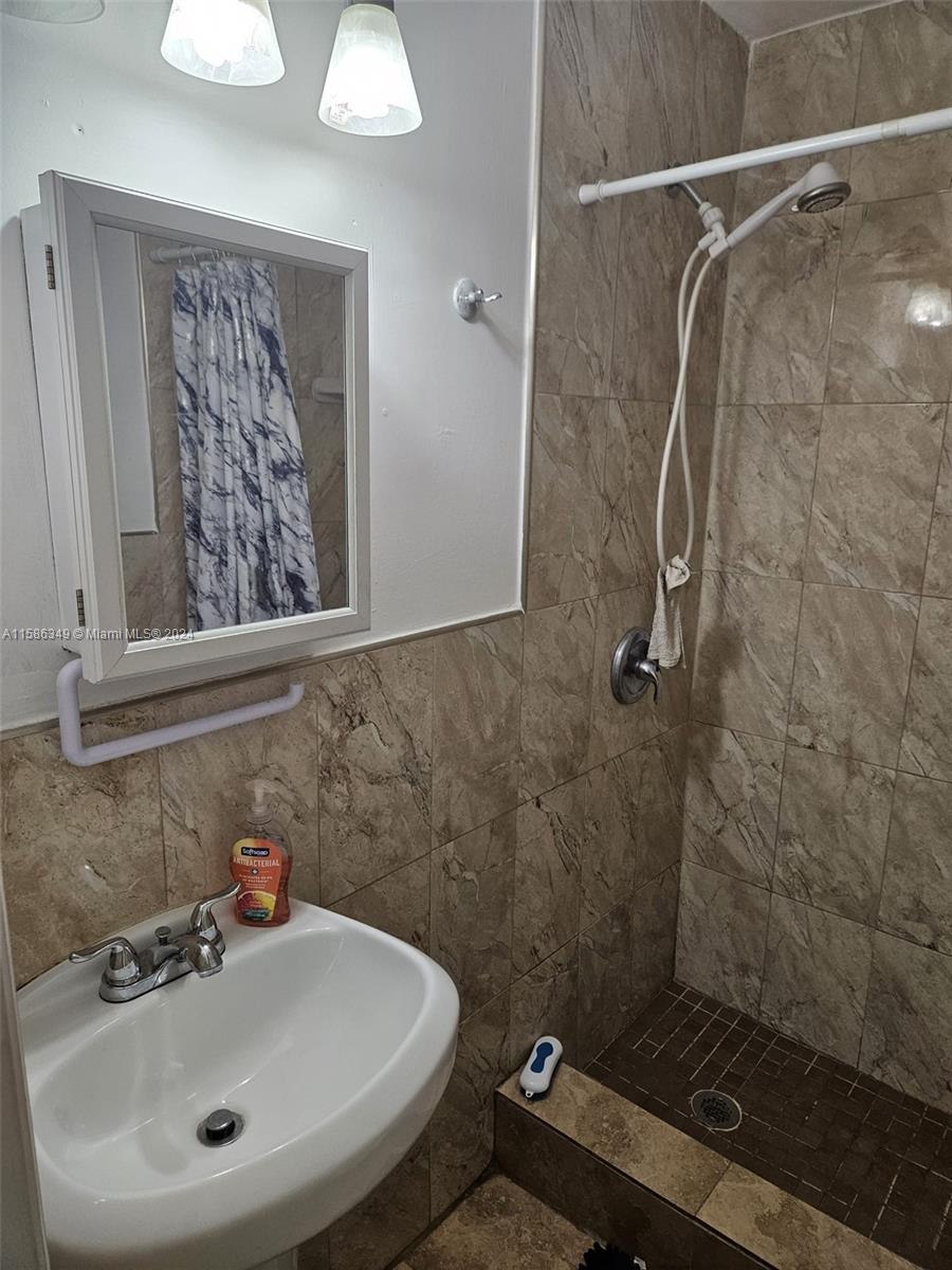 LAKE FOREST SEC 4 - Residential Lease