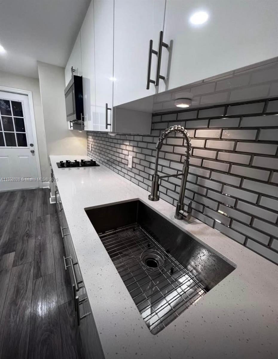 Cozy 2 bedrooms and 1 bathroom apartment. Newly renovated, close to shopping center and restaurants. Water, electricity and WIFI included in rent price. It's a must see!