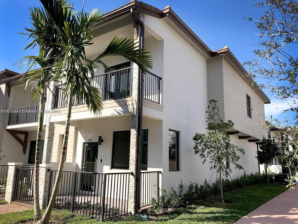 Beautiful corner 4 bedroom in the heart of Downtown Doral. Contemporary style Townhome. Quartz countertops with 6" backsplash. 18"X18" Ceramic Tile. Laminate wood flooring upstairs. Hurricane impact doors and windows. 2 car garage. Full size washer and dryer.
Community features Grand clubhouse with resort style pool, fitness center, children's water park, indoor basketball court and so much more.
Downtown Doral Charter Elementary walking distance. Available to move in as of March 15th.