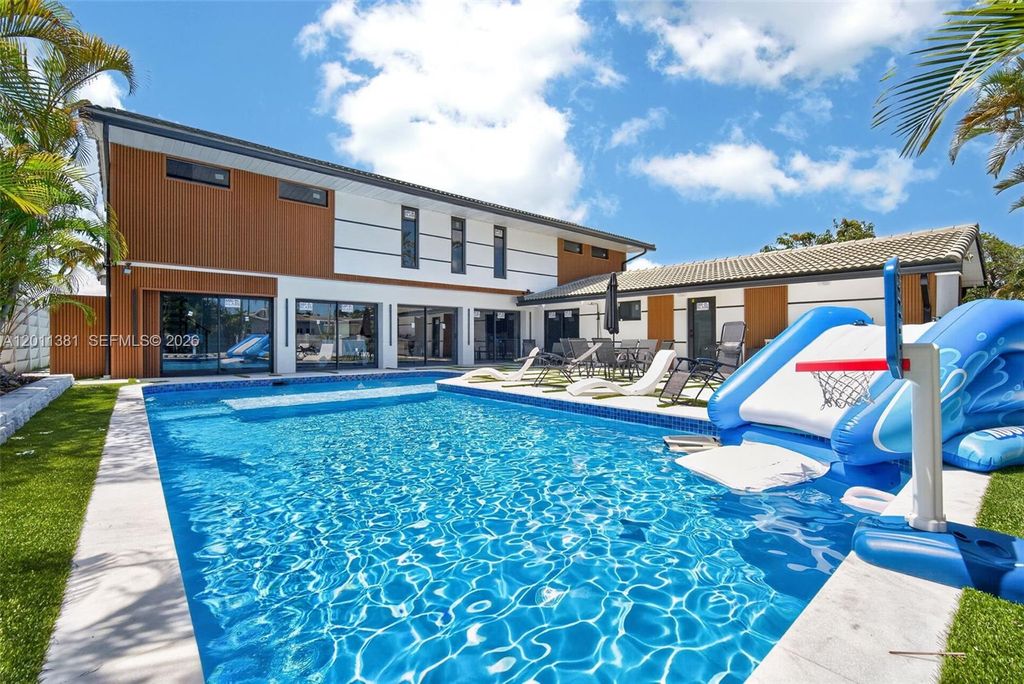 Photo of 2131 N 53rd Ave, Hollywood, FL 33021 (MLS # A12011381)