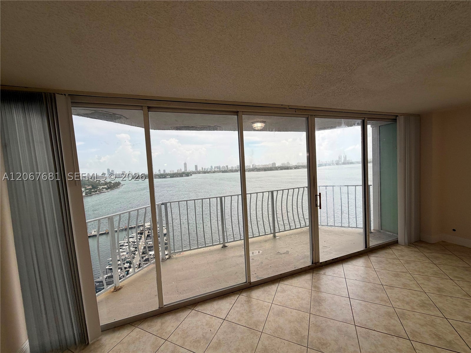 7601 E Treasure Dr 2007