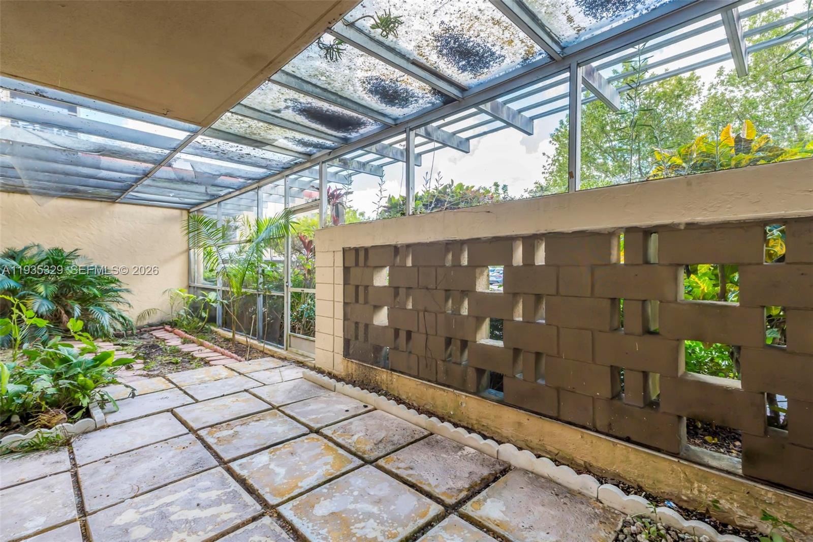 POLYNESIAN GARDENS CONDOM - Residential