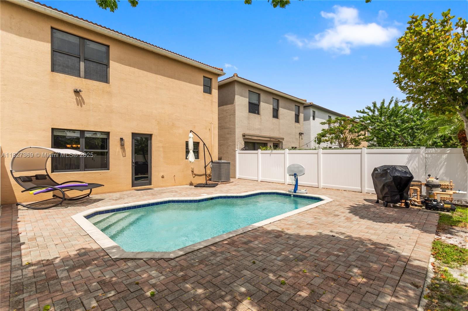 CHAMPION LAKES - Residential