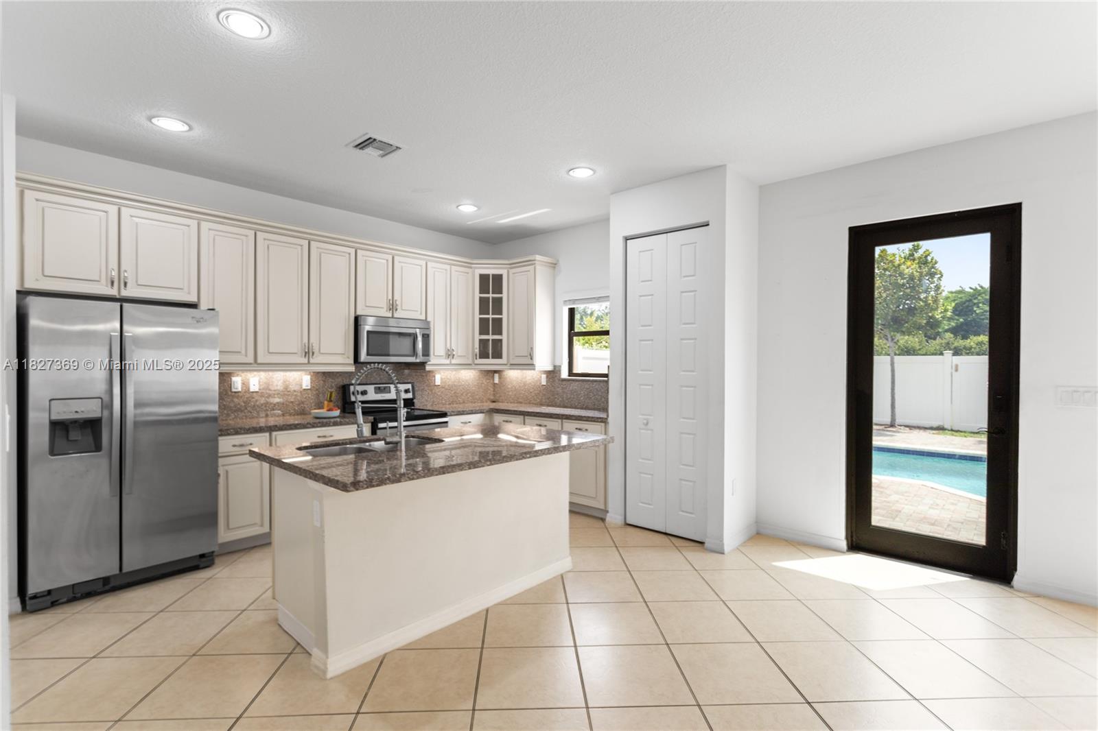 CHAMPION LAKES - Residential