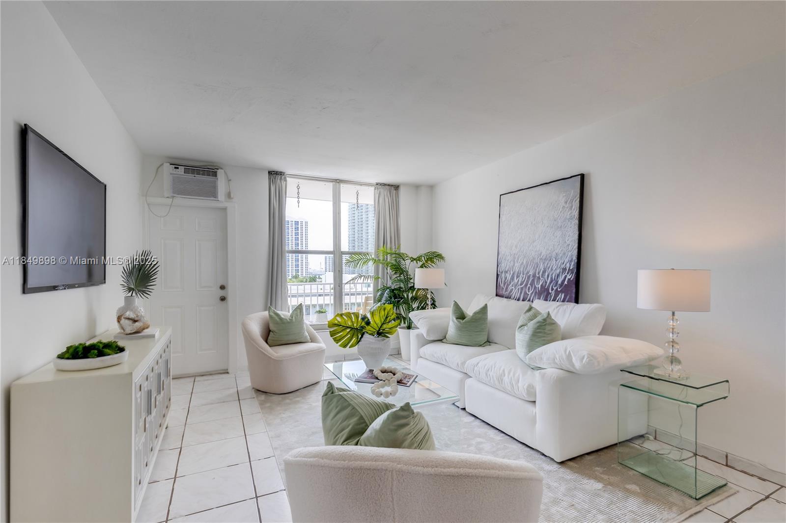 Make it Rein! Beautiful bright and spacious 1BED/1BATH condominium in the heart of Miami Beach with pool! Units in this building rarely come to the market! Open floor plan and spacious kitchen with wooden cabinets. Ocean and bay views from the large and sunny balcony. Close to restaurants, famous night clubs, shops, galleries, theaters, health & fitness clubs, and more. A Beautiful Miami Home! Make it Rein!