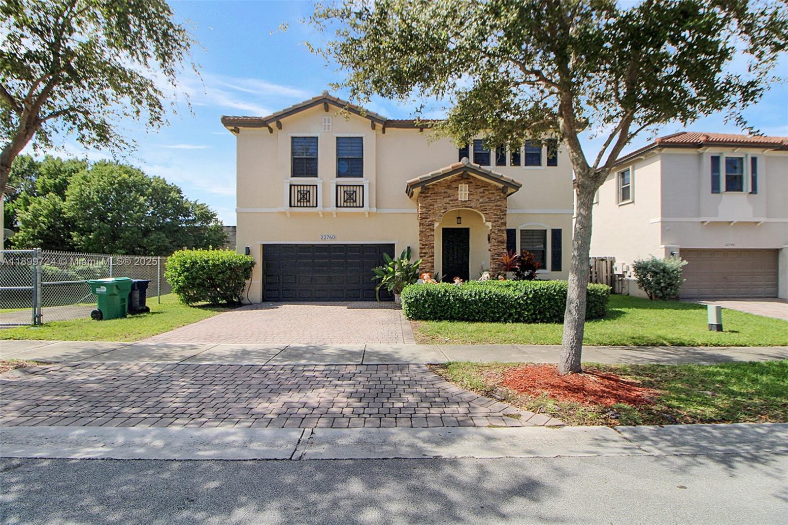 Main image without alt text