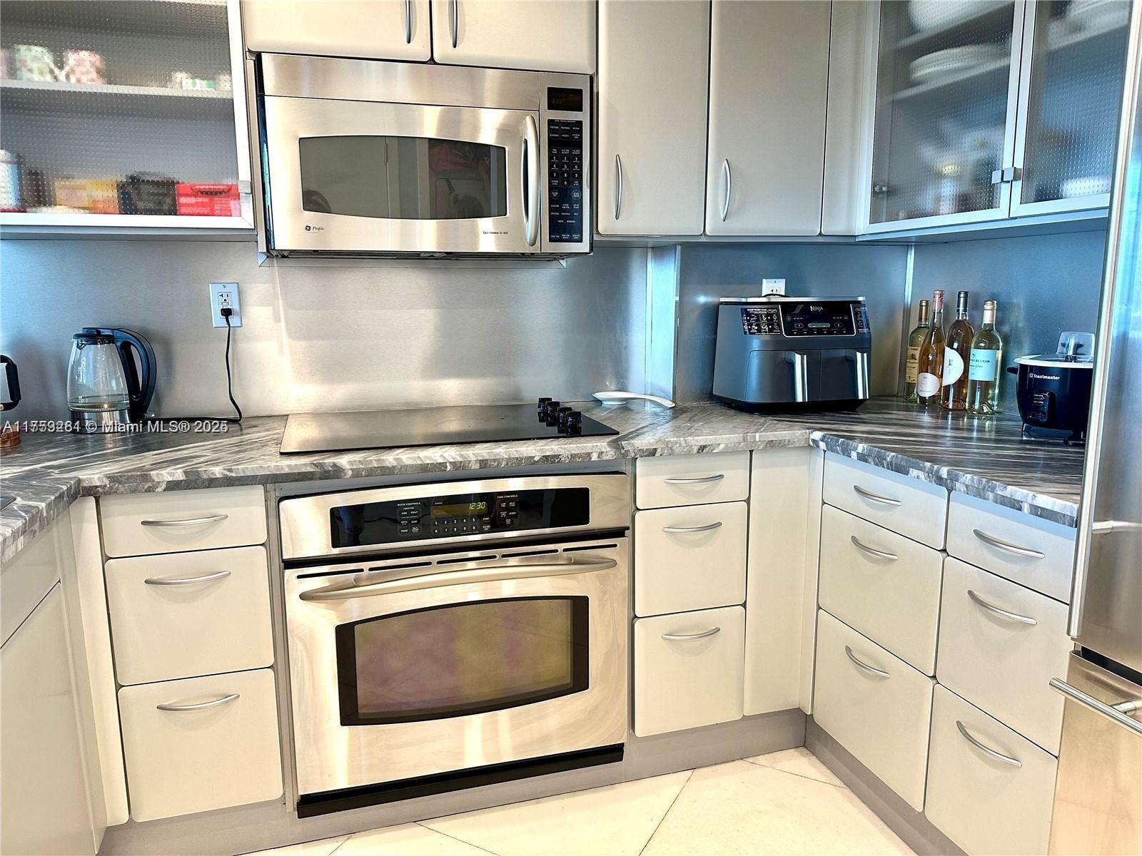 THE BENTLEY BAY CONDO - Residential Lease