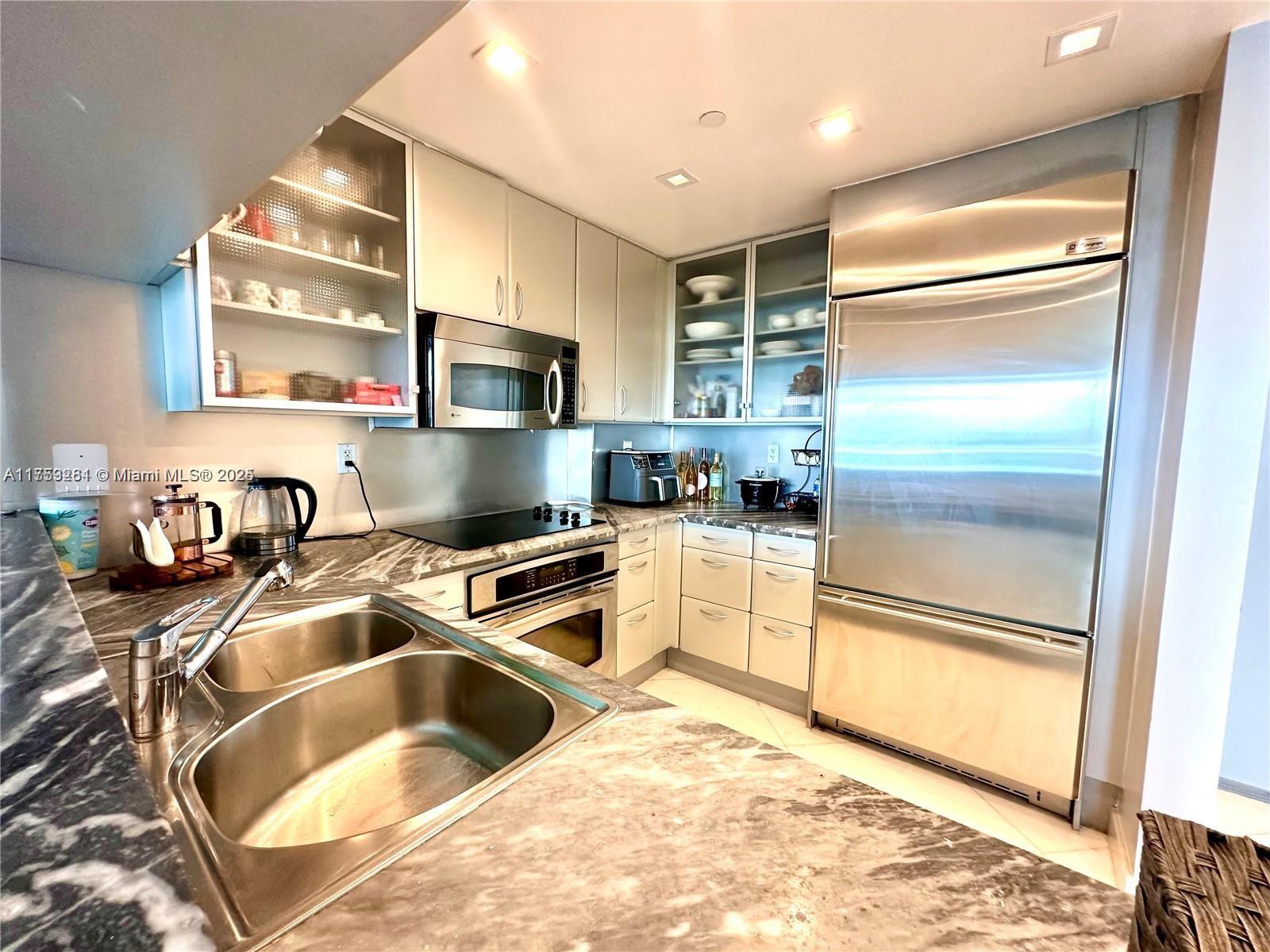 THE BENTLEY BAY CONDO - Residential Lease