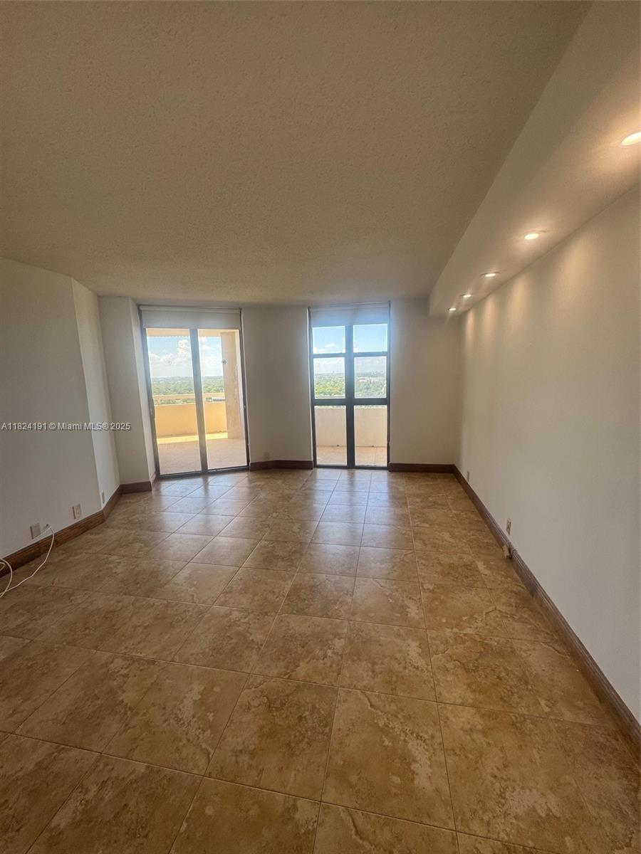 TOWERS OF QUAYSIDE CONDO - Residential