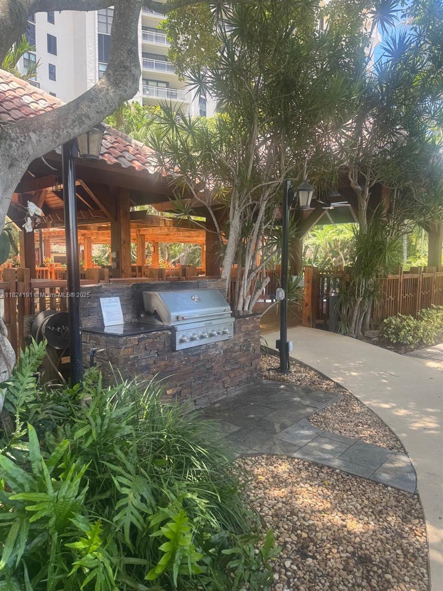 TOWERS OF QUAYSIDE CONDO - Residential