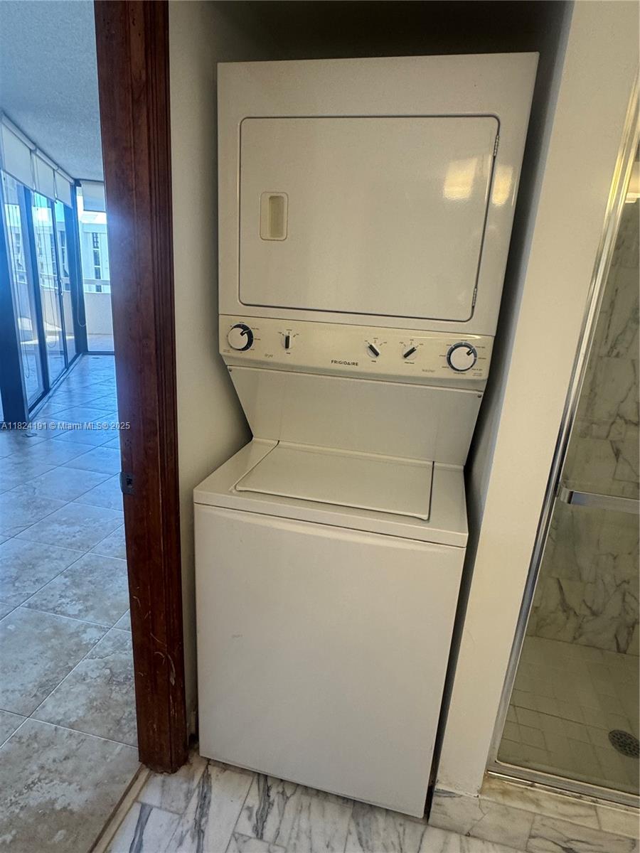 TOWERS OF QUAYSIDE CONDO - Residential