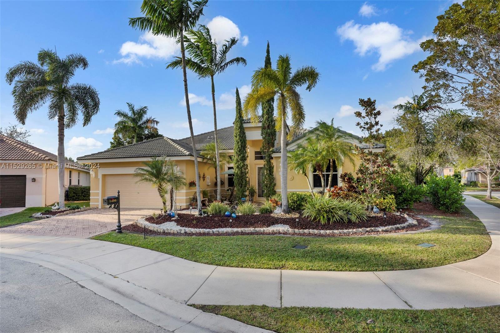 Property for Sale at 1400 Blue Jay Cir Cir, Weston, Broward County, Florida - Bedrooms: 4 
Bathrooms: 4  - $1,075,000