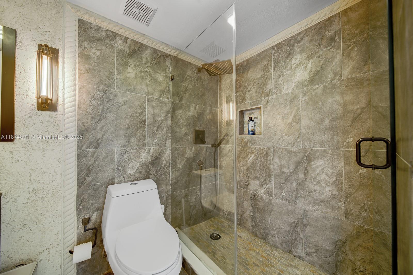 7601 E Treasure Dr 1811