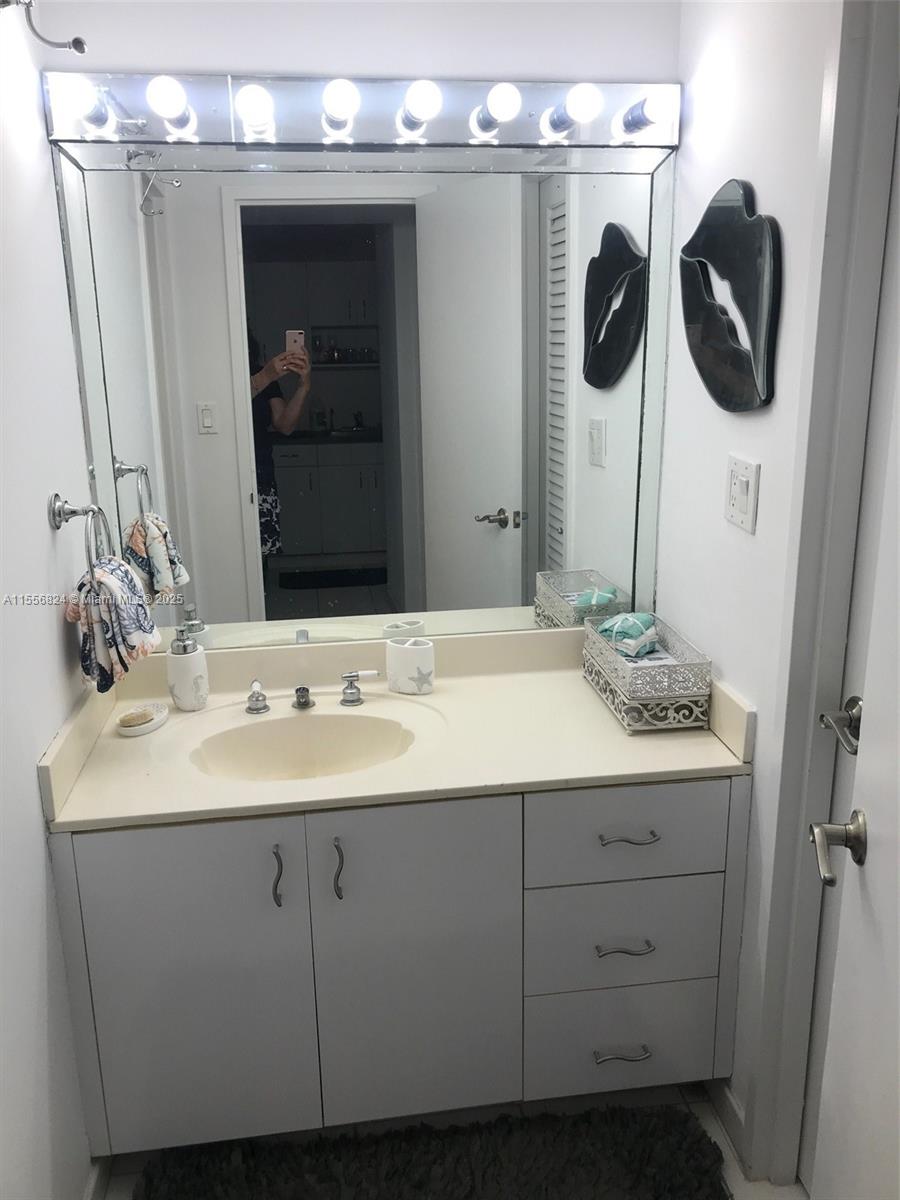 THE DECOPLAGE CONDO - Residential Lease