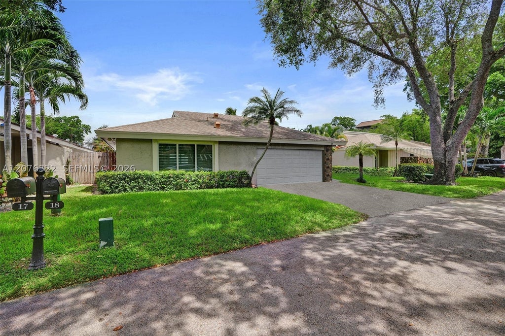 Photo of 18 Boxwood Rd, Hollywood, FL 33021 (MLS # A12076322)