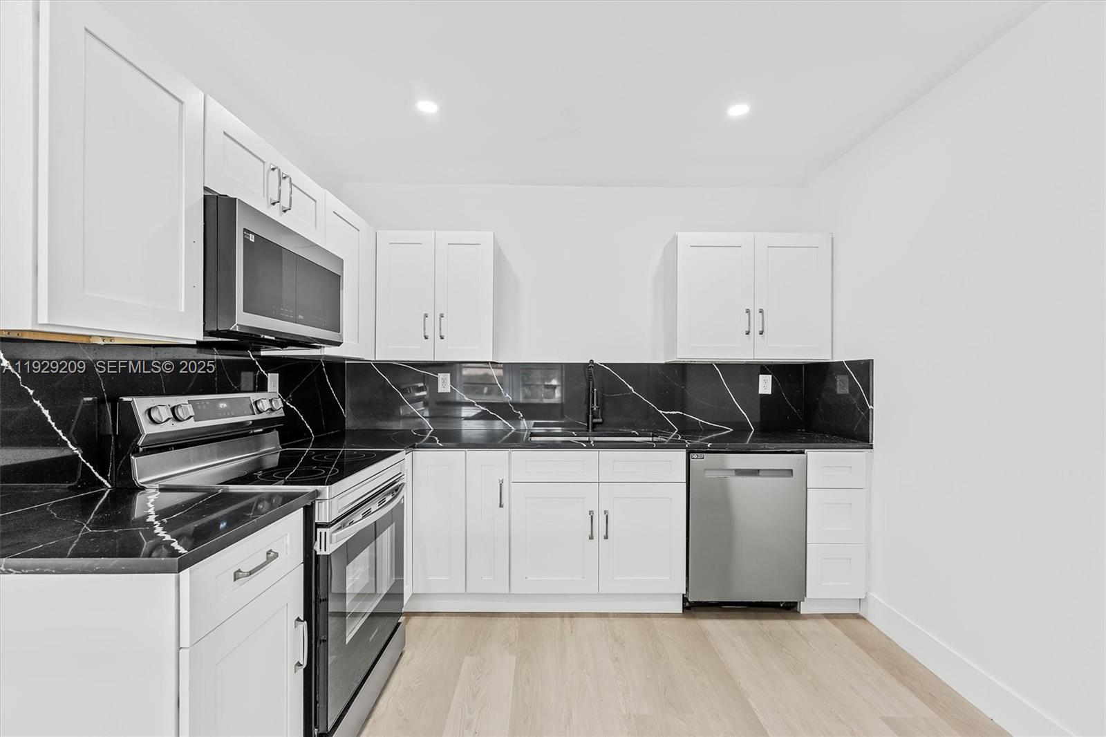 SUNRISE GOLF VILLAGE SEC - Residential Lease