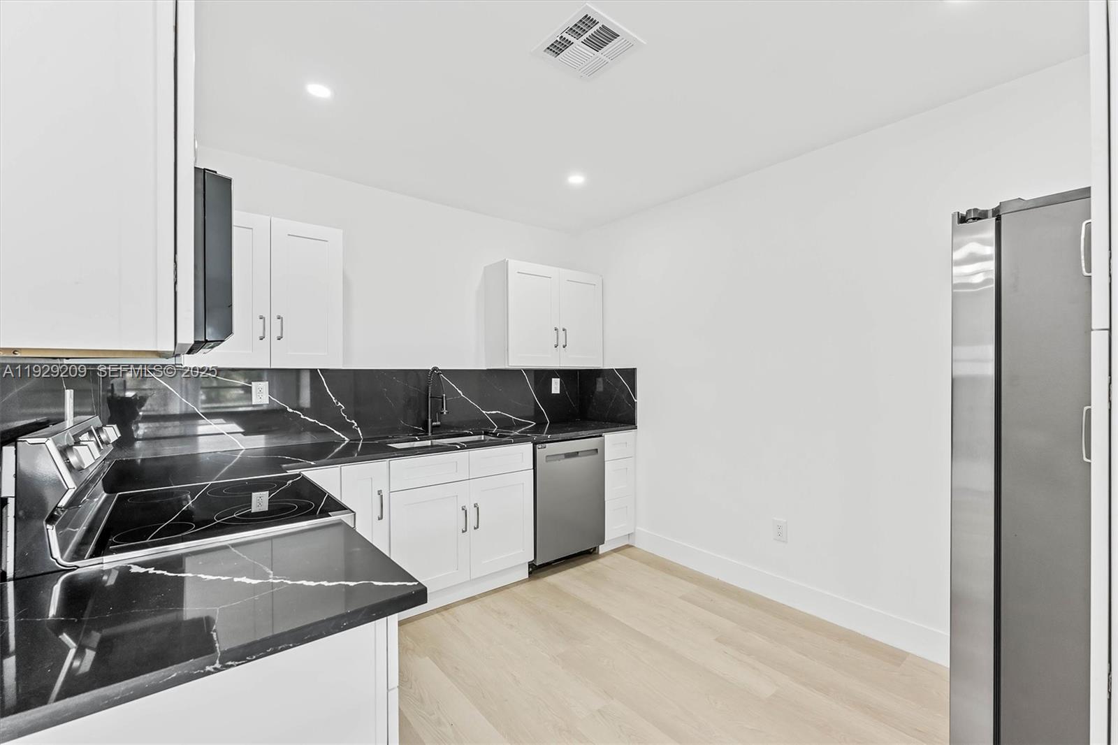 SUNRISE GOLF VILLAGE SEC - Residential Lease