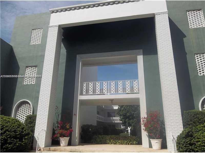 Location, Location !! 1Bedroom and 1 bathroom apartment in the heart of Bal Harbor. Walk to shops, mall, restaurants and across the street from the beach. Unfurnished.