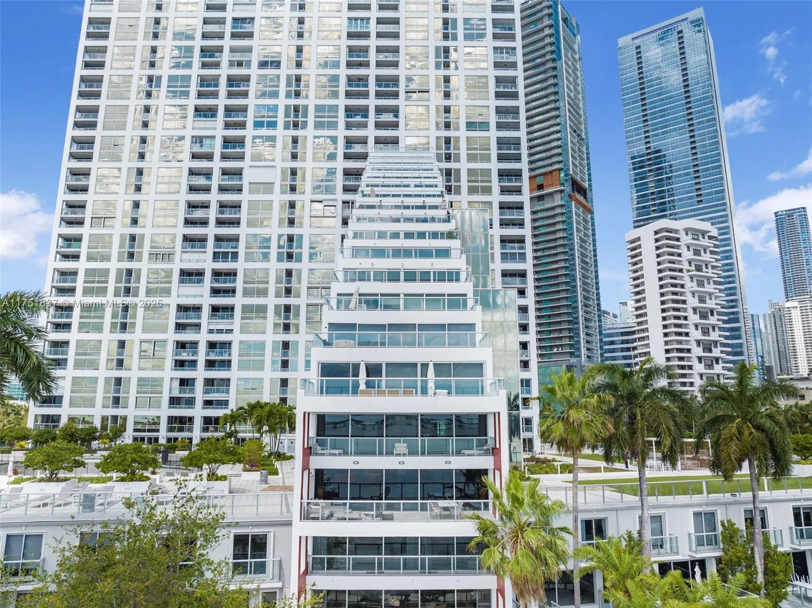 Miami, Florida 33129, United States, 2 Bedrooms Bedrooms, ,3 BathroomsBathrooms,Residential,Pending,77718