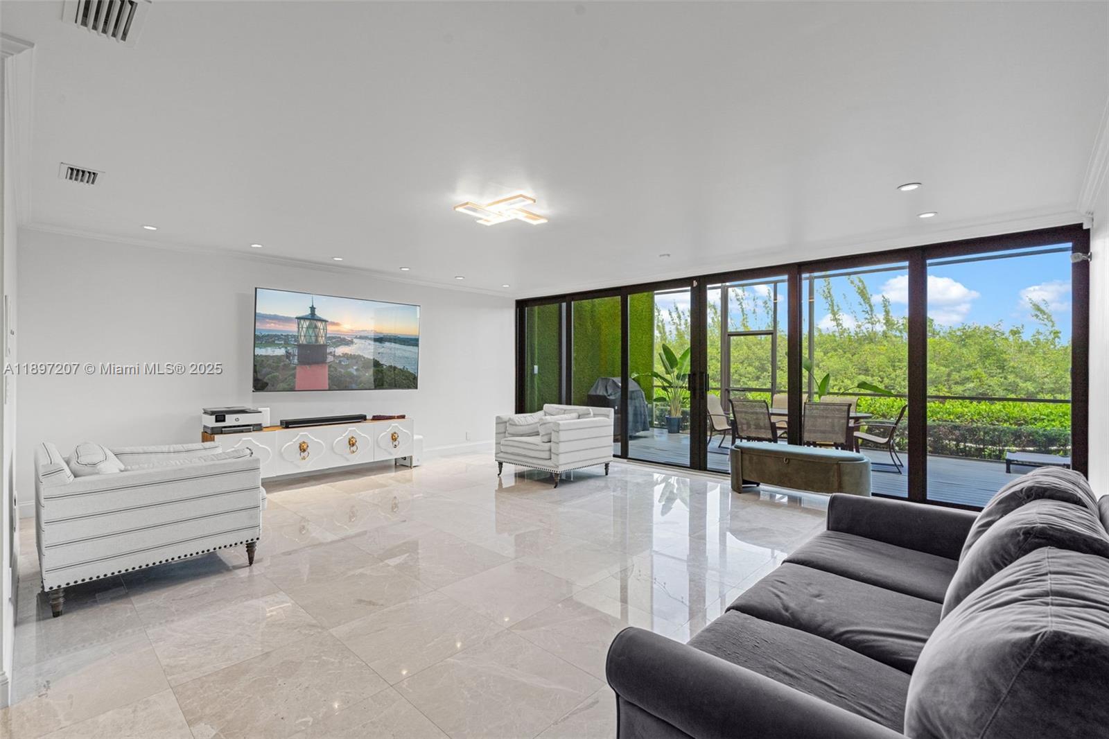 ROYAL HARBOUR YACHT CLUB - Residential Lease