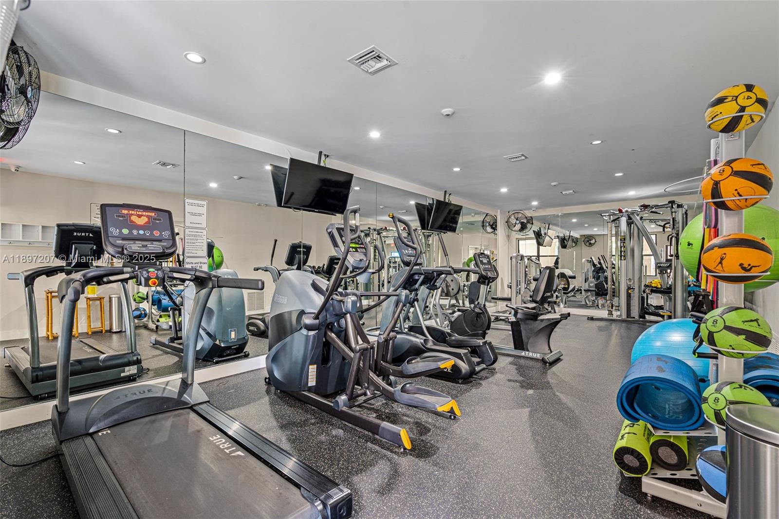 ROYAL HARBOUR YACHT CLUB - Residential Lease