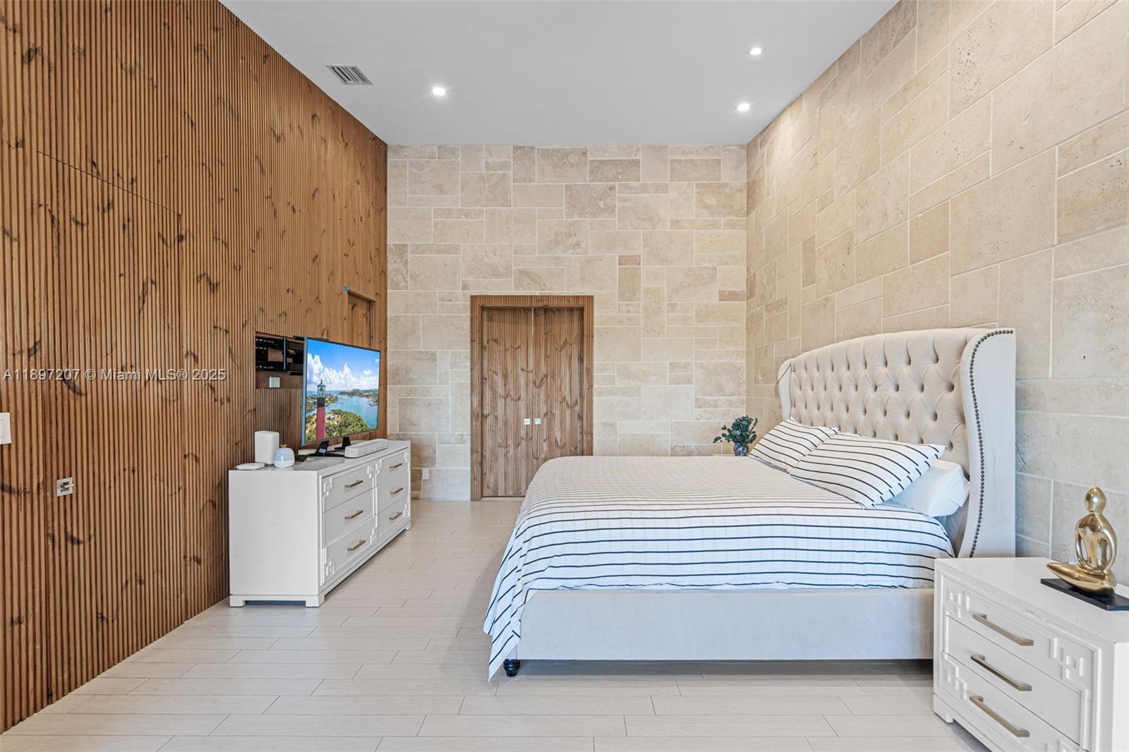 ROYAL HARBOUR YACHT CLUB - Residential Lease