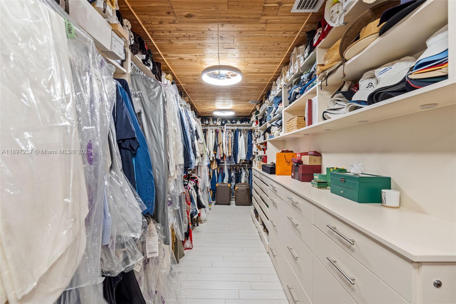 ROYAL HARBOUR YACHT CLUB - Residential Lease