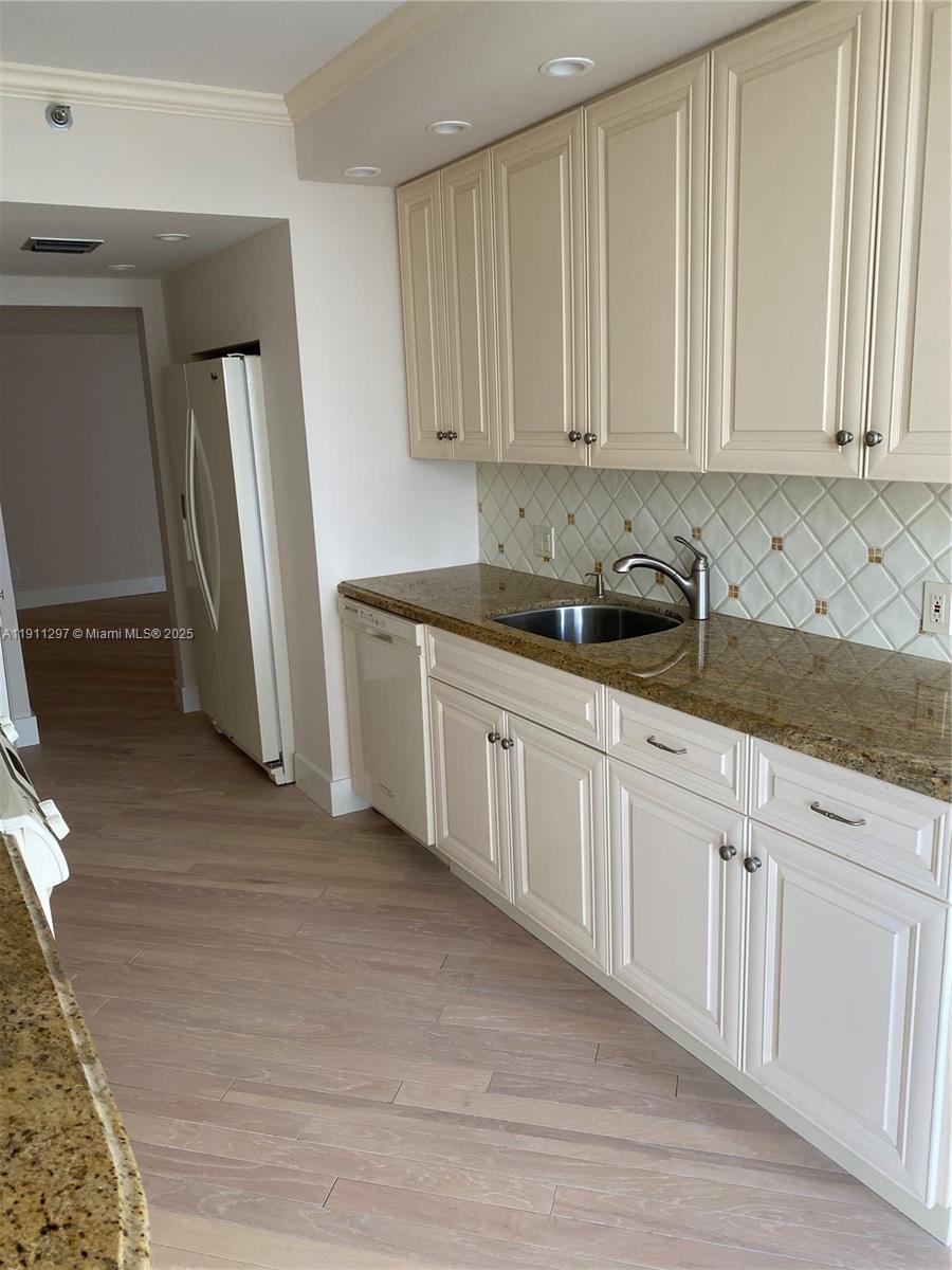 HAMPTONS WEST CONDO - Residential