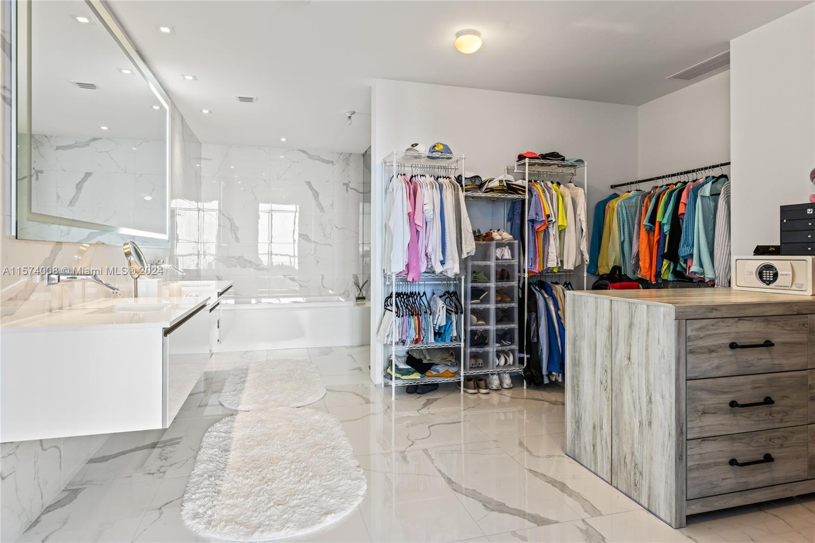 PRIVE CONDO - Residential